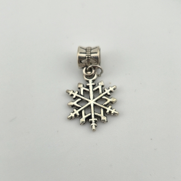 Silver Tone Snowflake Charm Bead Dangle Pendant for Winter Bracelet or Necklace - Picture 1 of 1